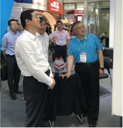 省委常委、西寧市委書記王曉蒞臨第十九屆青洽會(huì)青海物產(chǎn)展位參觀